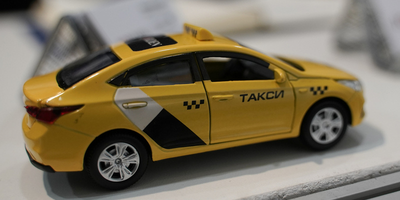На Урале предложили бороться с завышенными ценами на поездки в такси